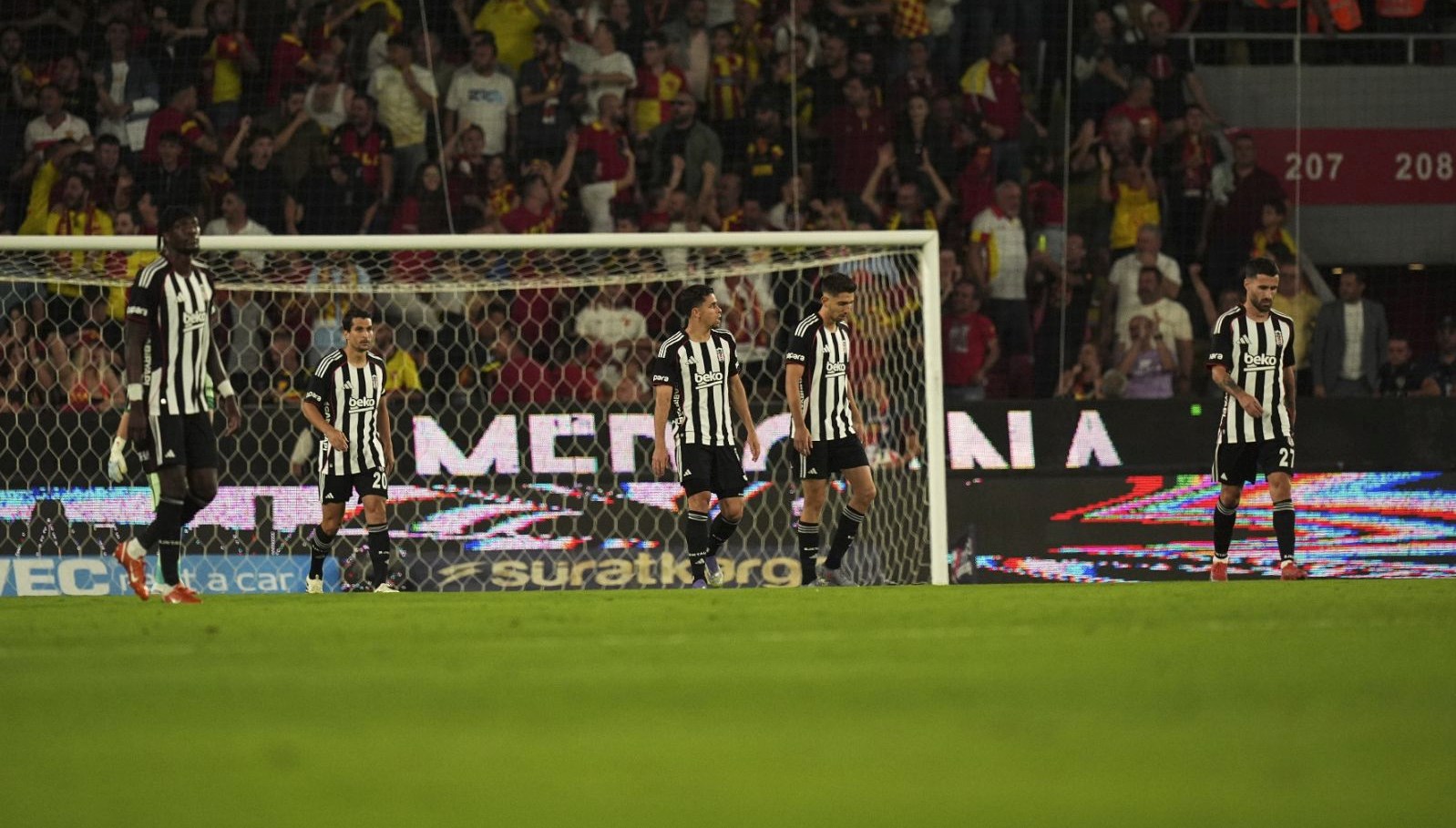 besiktasin genc futbolcusundan hakem tepkisi ceza almak istemiyorum ama RsLtK2Cy