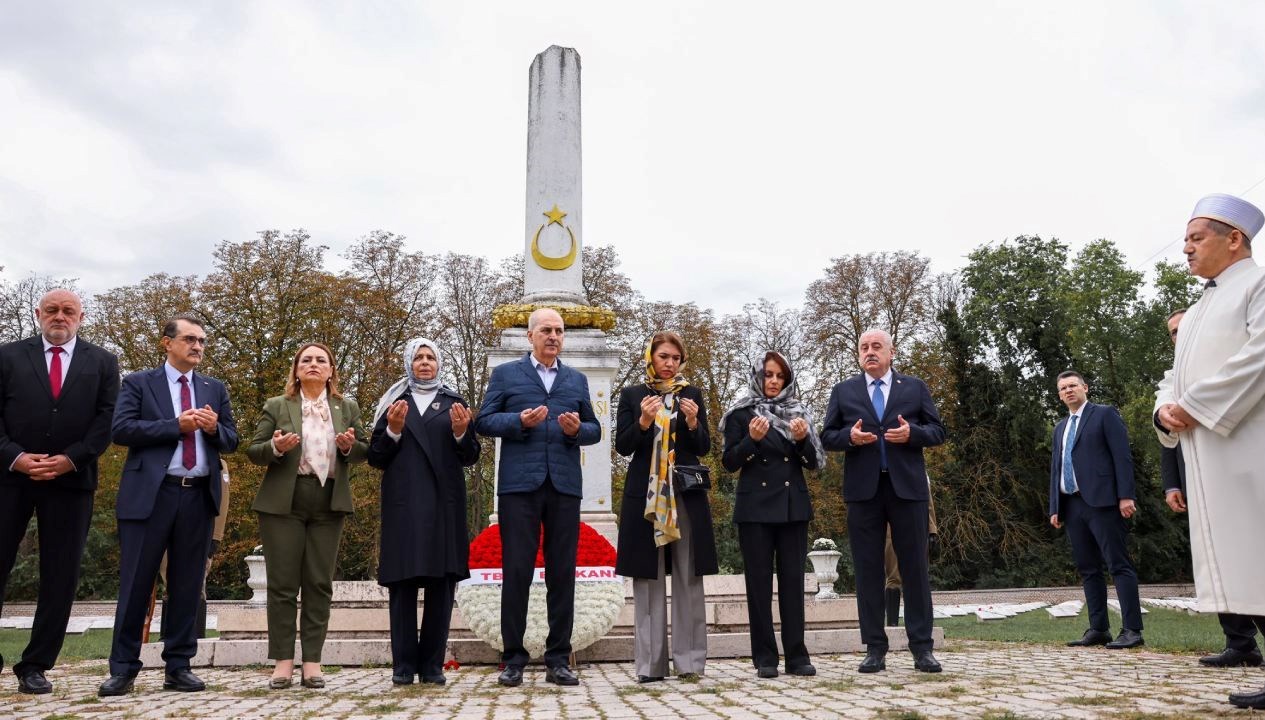 numan kurtulmus budapestede galicya turk sehitligini ziyaret etti b5J99yWb