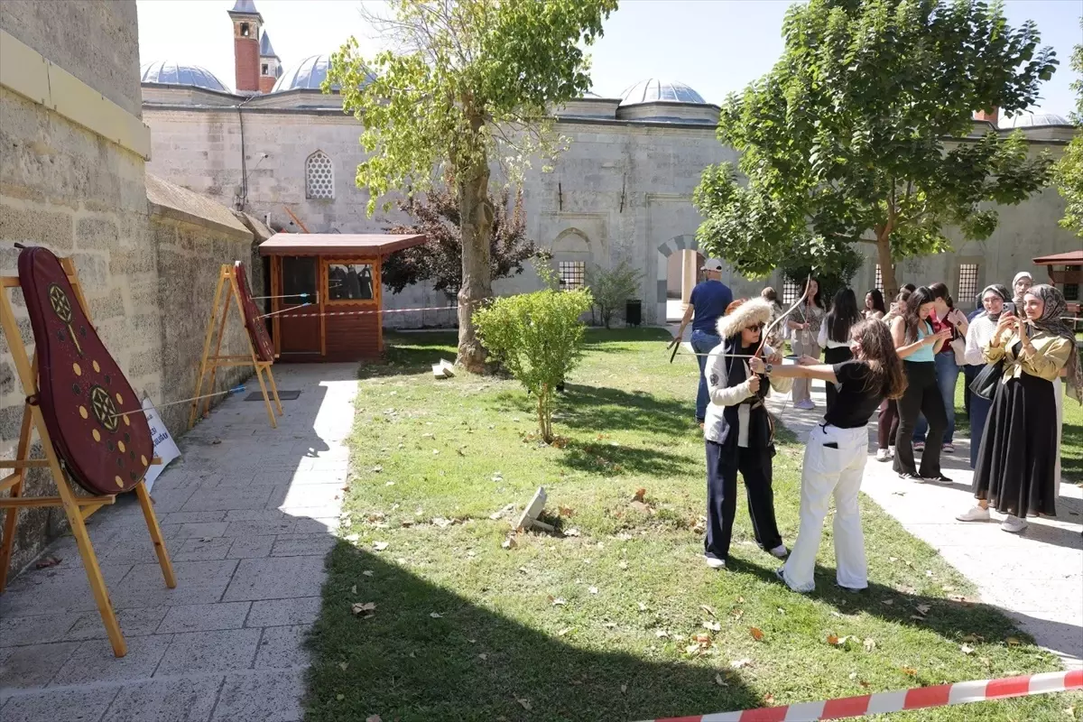 ogrenciler kirkpinar yagli gureslerini tanidi xbONP1Mq