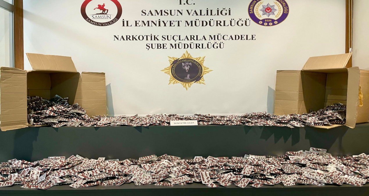 samsunda gardiroba gizlenmis 47 bin 824 sentetik ecza hapi yakalandi WWERjYGO