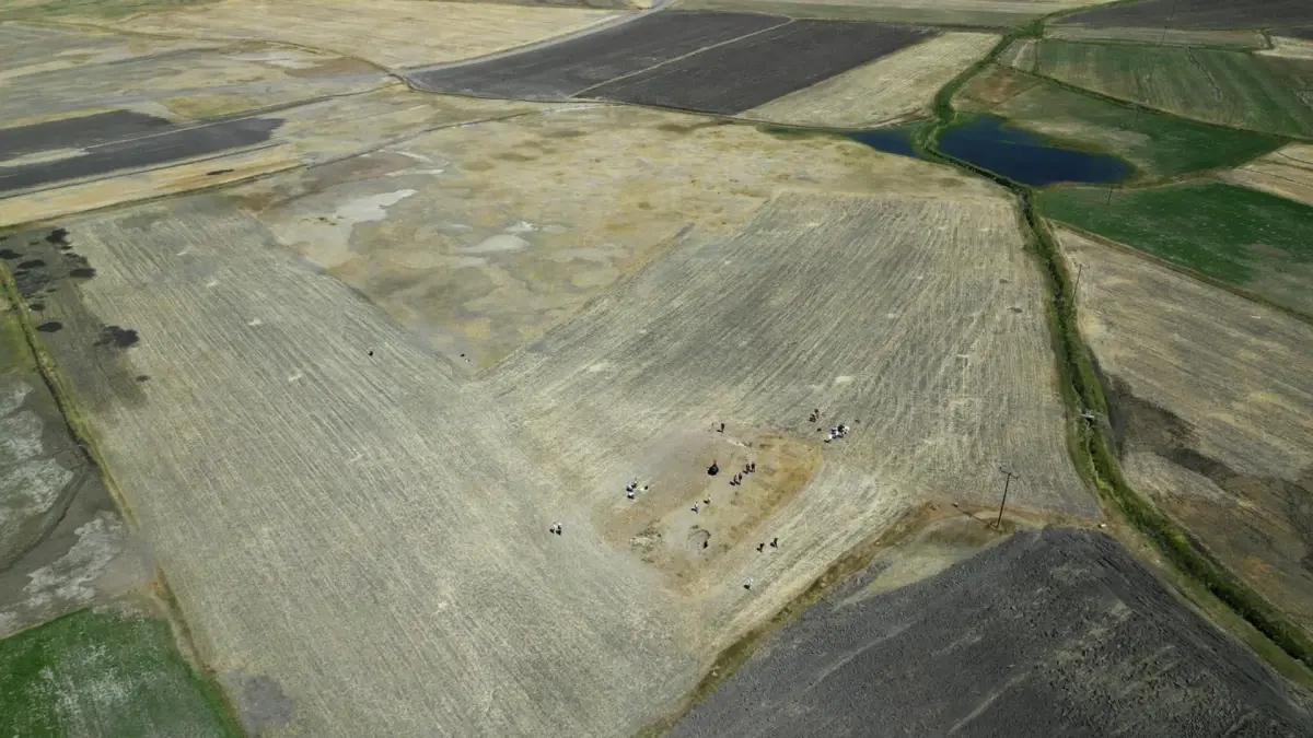 tarlada bulunan cati kiremidi yillar sonra uluslararasi arkeolojik kesfin kapisini araladi HSUOKceu