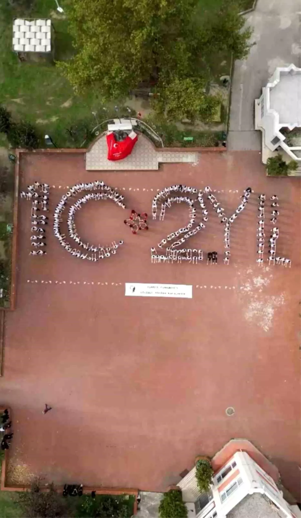 bursada lise ogrencilerinden 102 yil koreografisi ve bayrakli yuruyus tidwAx34.jpg