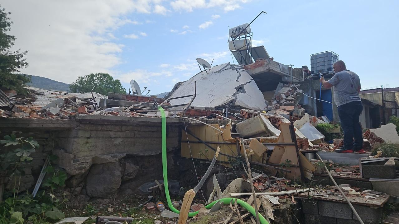 izmirde patlama evin catisi coktu bir kisi yaralandi 3BHCwaed.jpg