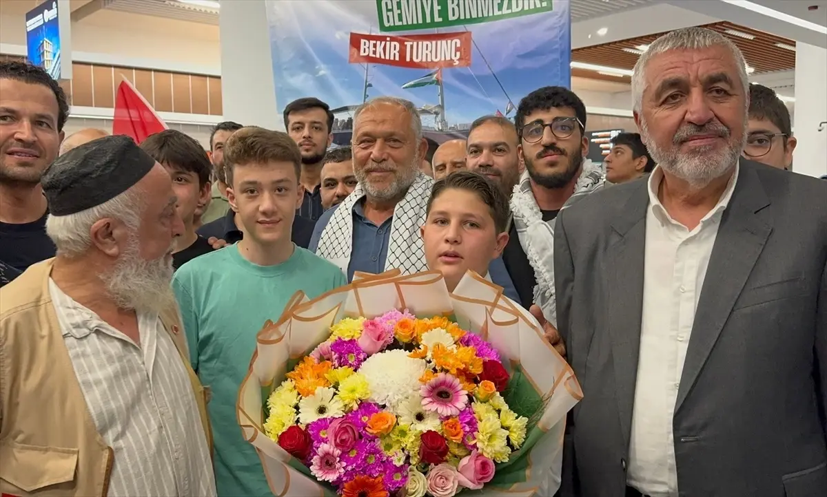 mersinde ciceklerle karsilanan aktivist bekir turunc israil saldirisini anlatti TcHfxFtg