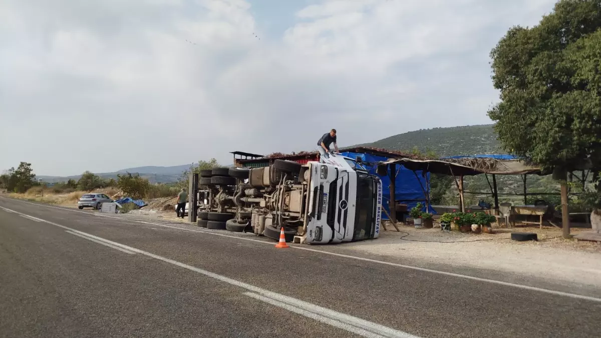 tarsusta kamyon devrildi sofor yaralandi dE8dMNml.jpg