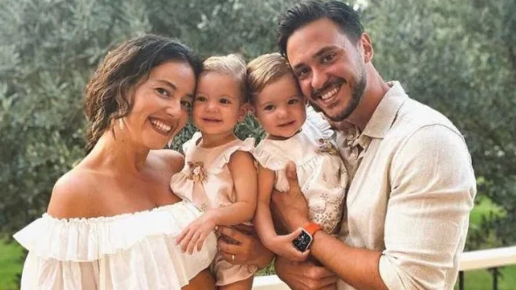 pelin-akil-ve-anil-altandan-duygusal-23-nisan-karesi-81QF2Itd