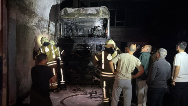 Başakşehir’de Yangın Paniği: Tır Alev Alev Oldu, İş Yerine Sıçradı