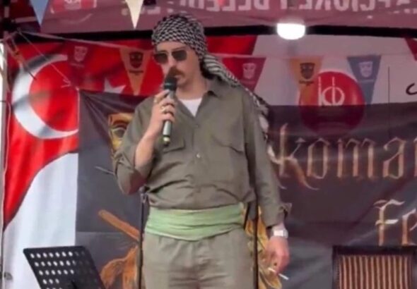 cem-ersever-kostumuyle-sahneye-cikip-jitem-ovdu-SgblD71F