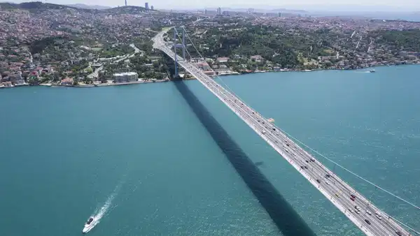 istanbul-bogazinda-gemi-trafigi-cift-yonlu-askiya-alindi-PxTkMaWS
