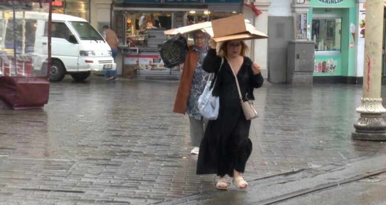 istanbullulara-saganak-surprizi-taksim-meydaninda-renkli-goruntuler-qOVZ5PBw