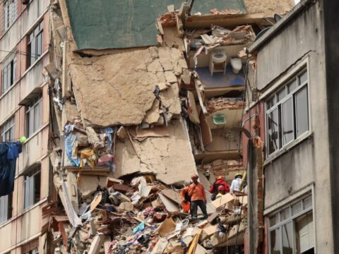 Venezuela ölü sayısı artarken halk seferber oldu: Enkazın ortasında doğum yaptı